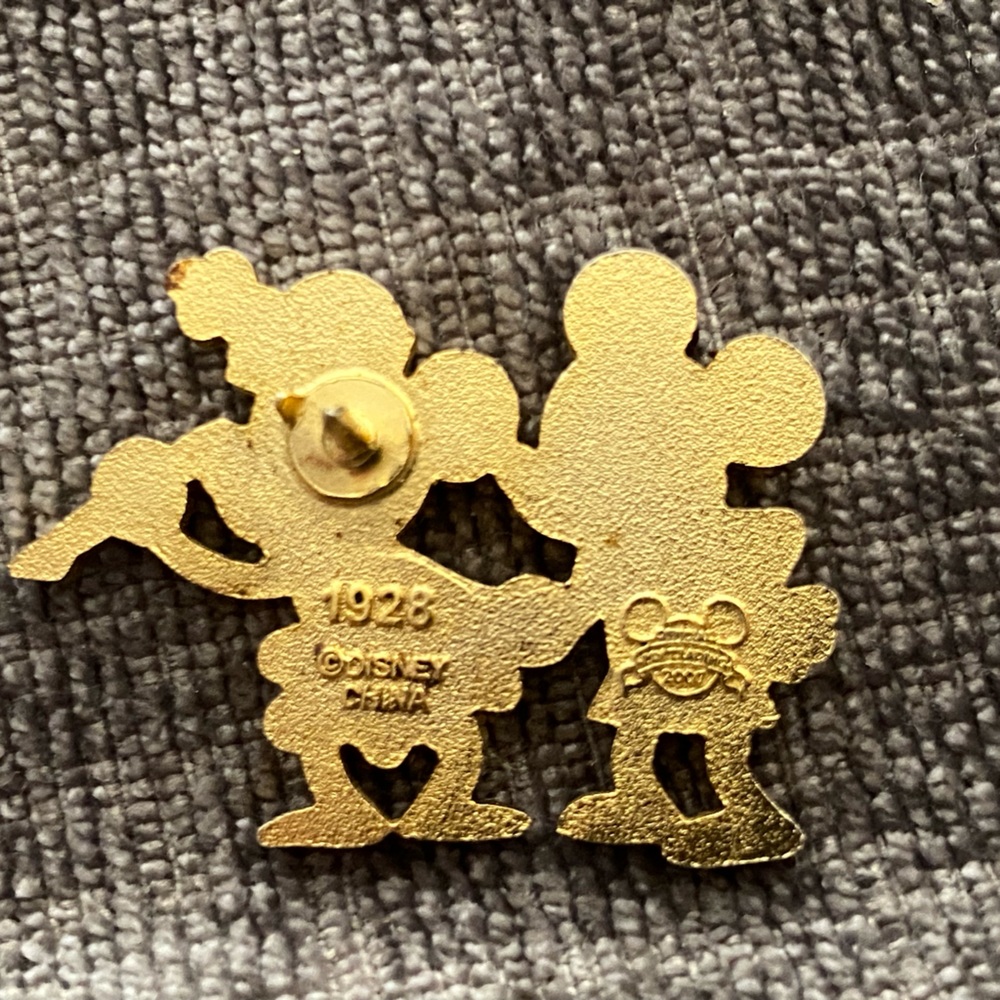 Disney Trading Pin - Picture 2 of 2